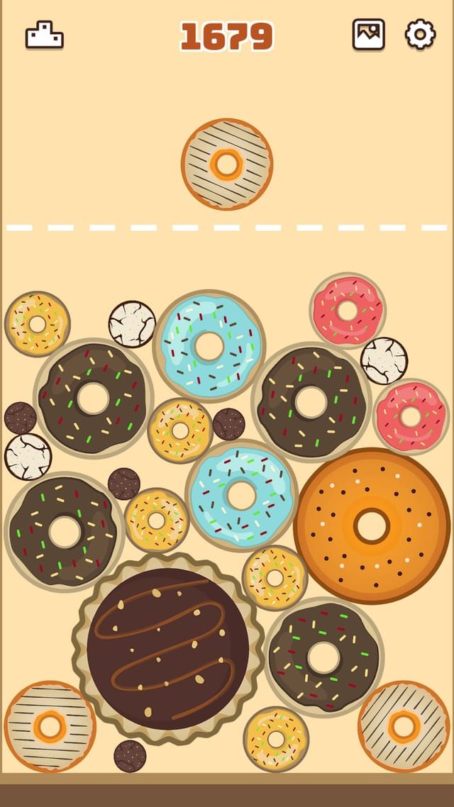 Tatlı teması: her boydan donut ve kurabiye, büyük bir çikolatalı tartın üzerinde yığılmış.
